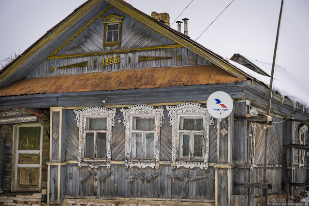 Старый деревянный дом с резными наличниками