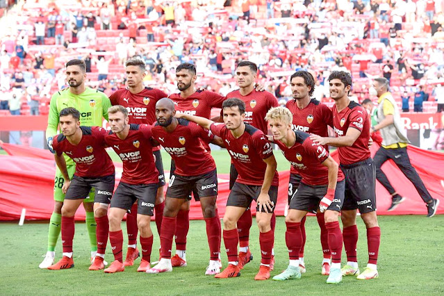 VALENCIA C. F. Temporada 2021-22. Mamardashvili, Gabriel Paulista, Omar Alderete, Maxi Gómez, Gonçalo Guedes. Hugo Duro, Toni Lato, Dimitri Foulquier, Hugo Guillamón y Daniel Wass. SEVILLA F. C. 3 VALENCIA C. F. 1. 22/09/2021. Campeonato de Liga de 1ª División, jornada 6. Sevilla, estadio Ramón Sánchez Pizjuán. GOLES: 1-0: 3’, Papu Gómez. 2-0: 15’, Lato, en propia meta, al desviar un envío de Montiel. 3-0: 22’, Rafa Mir. 3-1: 31’, Hugo Duro.