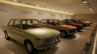 Munich – the capital of Bavaria, tourists rush to not only see the sculptures, fountains and traditional values, but also to touch the history of the Bavarian automaker. Ignites interest and the fact that the museum was a place near the BMW plant and central office building.