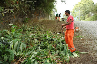  Um grupo de dez profissionais atua no Ingá. Com o auxílio de uma máquina tobata, os profissionais fazem limpeza e capina da via