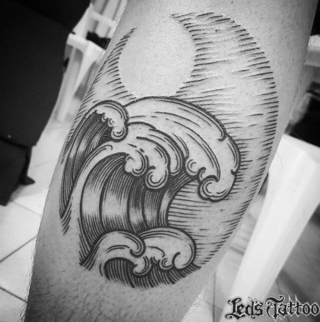 Cette brillante de traits vagues de tatouage