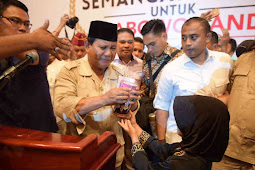 Prabowo Subianto Terharu Terima Celengan dari Gendis Queen