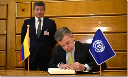 El Presidente firma el libro de honor de la OIT junto al Director de la entidad,  Guy Ryder. “El trabajo digno es la piedra angular de una sociedad justa y próspera. El futuro de nuestros pueblos depende de que nunca olvidemos esto”, escribió.