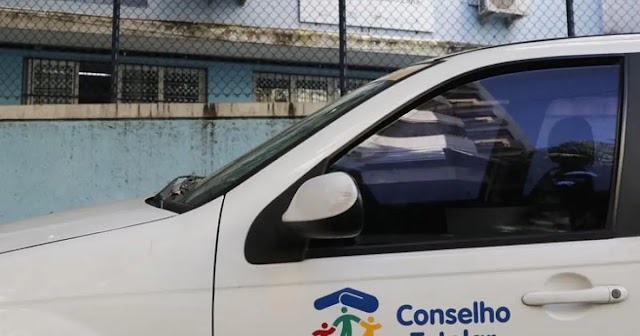 Criança atira contra o próprio pai para defender mãe em briga