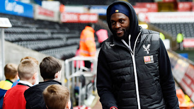 Adebayor gửi lời đe dọa của  đến chủ tịch Tottenham