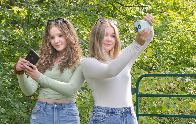 Sisters photoshoot with Adora Boivin and Shiloh Boivin shot by Holly Cawfield Photography
