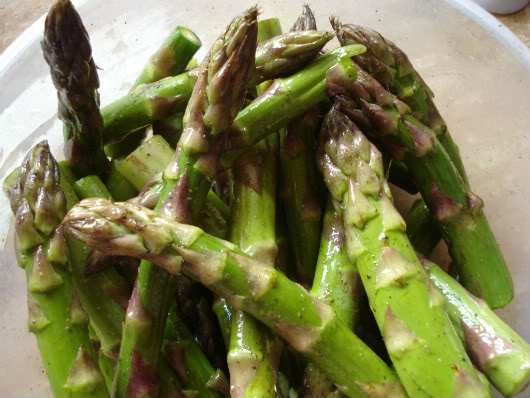 Salmon steaks with asparagus by Laka kuharica: Toss asparagus with remaining olive oil 