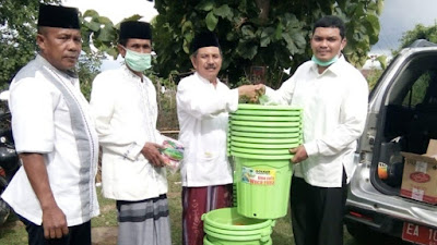 Cegah Covid19, Ketua DPRD Kabupaten Bima Serahkan Bantuan Paket Cuci Tangan dan Masker