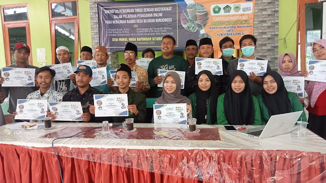 Sinergitas Perguruan Tinggi dengan Masyarakat Dalam Pelatihan Pemasaran Online Pada Kerajinan Bambu di Desa Bajuran Bondowoso