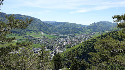 Moutier mit Mont Girod und Moron im Hintergrund