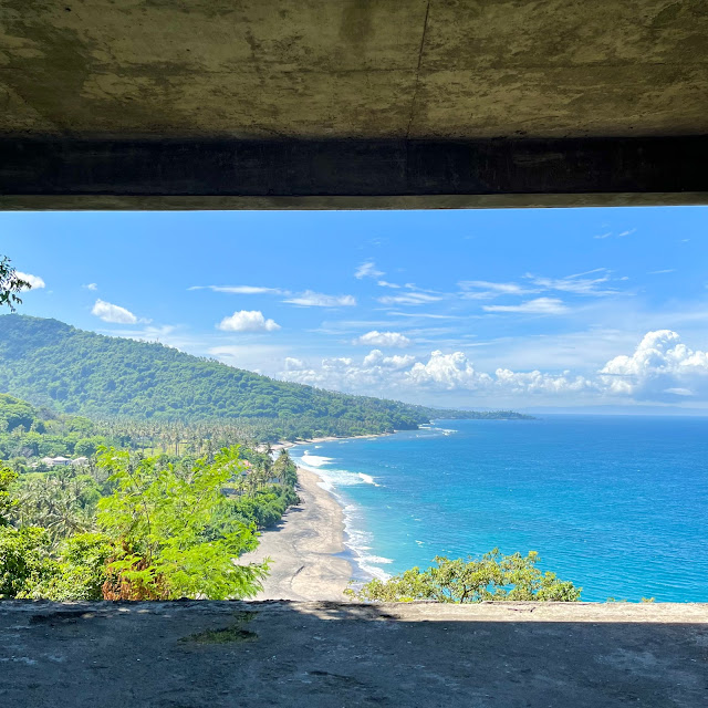 Pemandangan laut biru dari jendela Villa Hantu