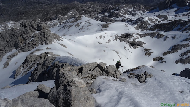 Ruta circular al Pico de Los Asturianos, Canal Parda y Traviesos en el Macizo del Cornión de Picos de Europa, regresando por Reseco