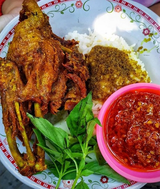 Bikin Sambal Lalapan Cabang Purnama / Makan lauk goreng ...