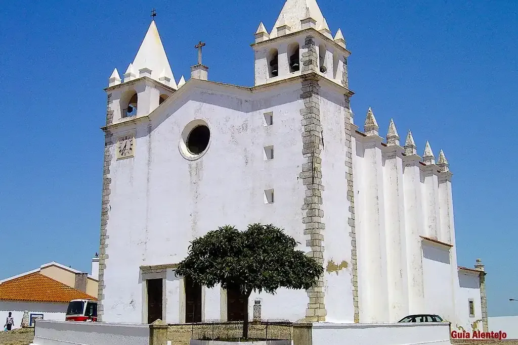 Igreja-Matriz-Nossa-Senhora-da-Assunção-século-XVI-em-Vila-Nova-da-Baronia-com-o-guia-alentejo