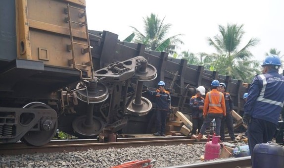 Dua Kereta Api Babaranjang yang Bertabrakan Berhasil Dievakuasi