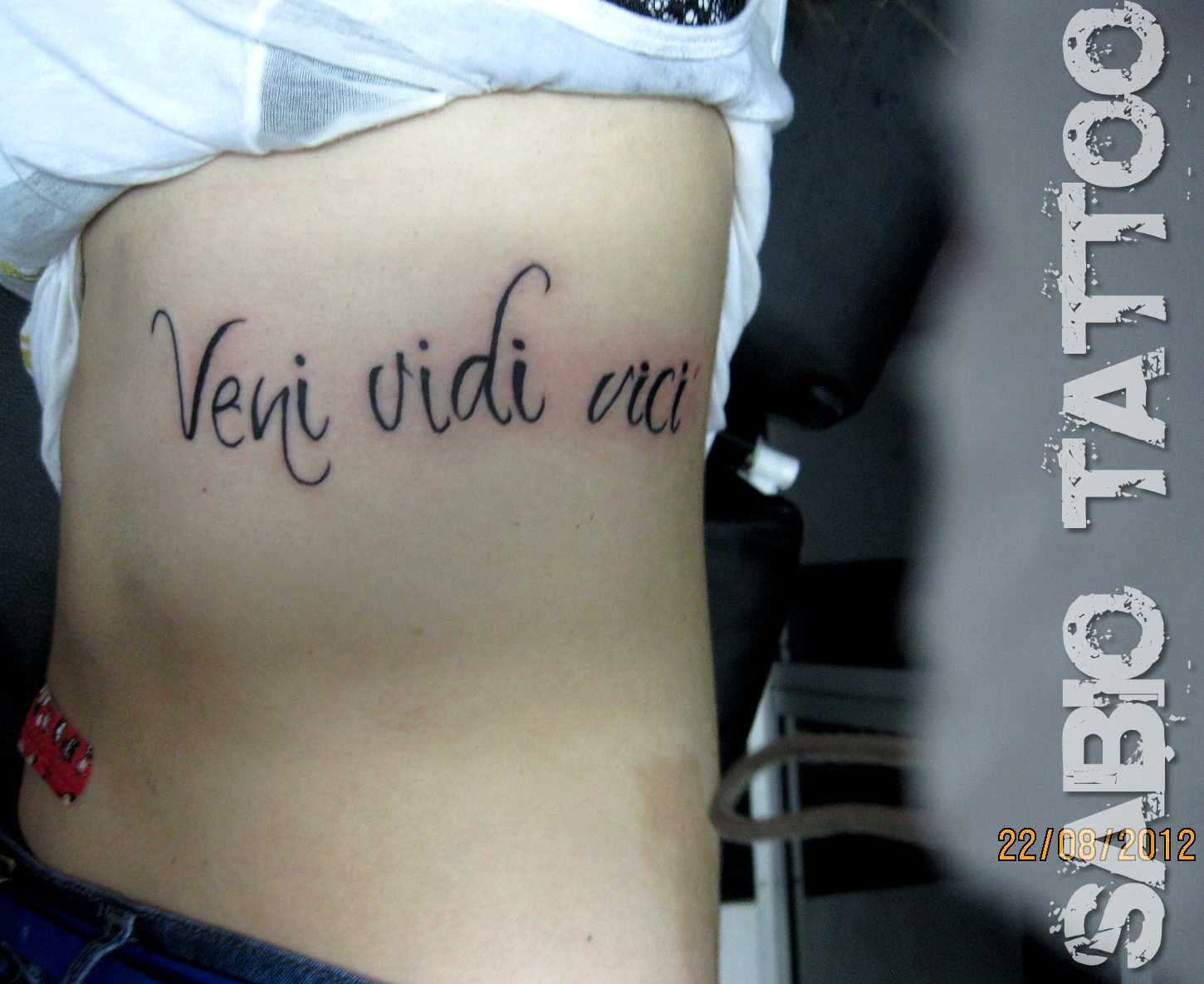 tatuagem de frase na costela