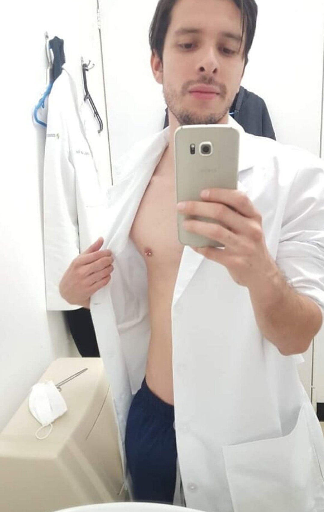 doctor sin camisa