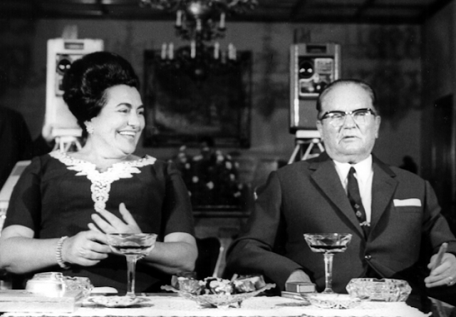 TAJNI ŽIVOT VELIKOG MARŠALA: Tito se kupao u Dioru, cigarete palio Zippom, britanskoj kraljici pripremao bosanske specijalitete