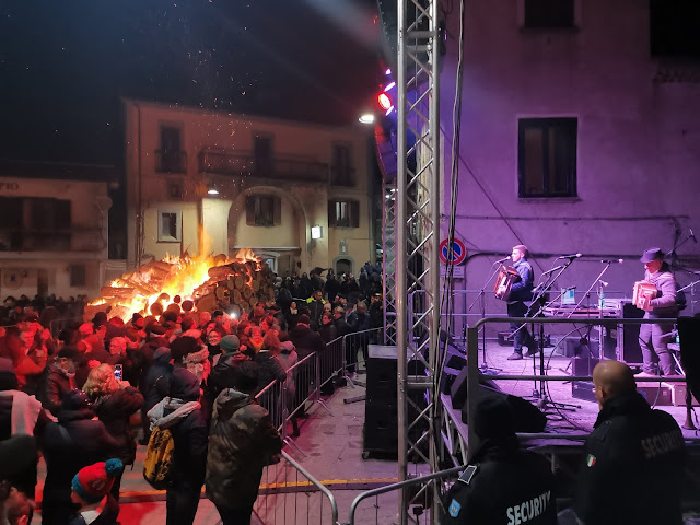 Fuochi di Sant'Antonio Abate a Trivigno, tradizioni della Basilicata, riti lucani, Sant'Antuono di Italo Calvino "Fiabe Italiane", inizio del carnevale