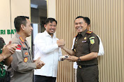 Ketua DPRD Kota Batam Beri Kejutan Kue Ulang Tahun kepada Kajari Batam