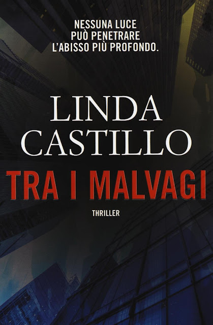 La copertina del romanzo thriller Tra i malvagi, di Linda Castillo