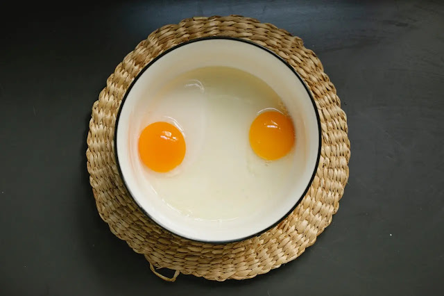 2 huevos, consumir proteínas en el desayuno para bajar de peso