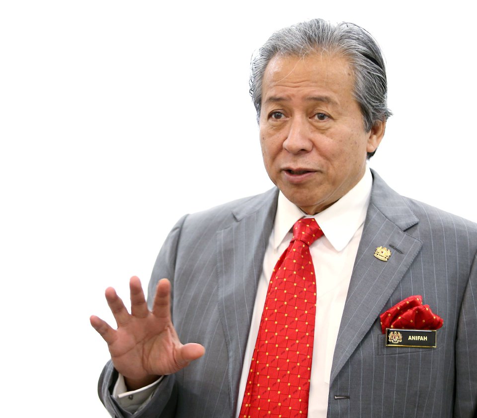 MENTERI Luar Malaysia DS Anifah Aman selar laporan Huffington Post berhubung MH370