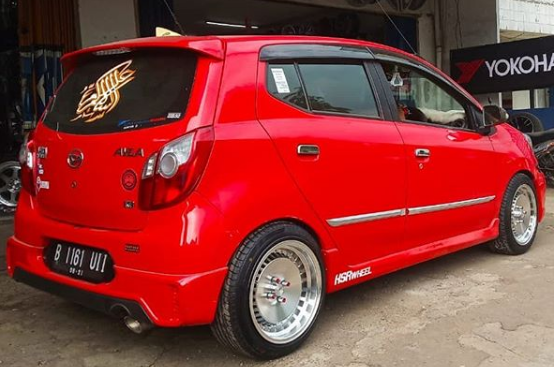 Modifikasi Mobil Ayla Warna Merah Polos, Metalik, Ferrari, Marun