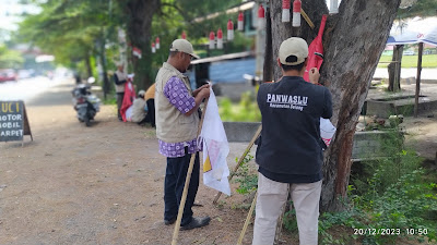 Panwascam Selong Kembali Turunkan APK Peserta Pemilu Yang Membandel