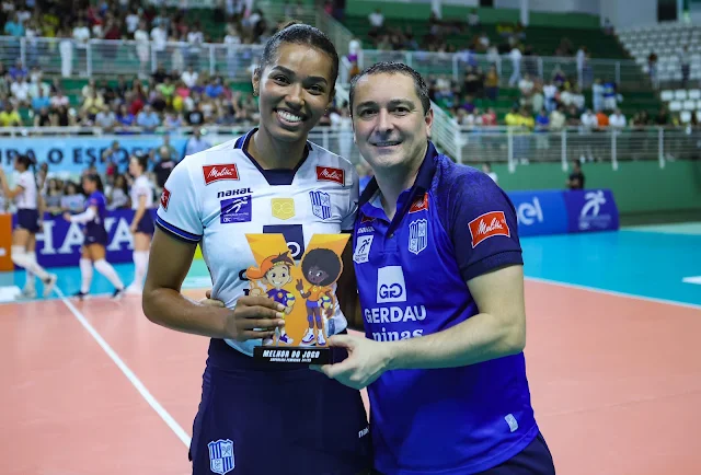 A ponteira Glayce Kelly com o Troféu Viva Vôlei da partida.  (Foto: Daniel Mafra)