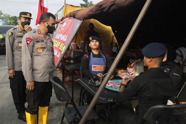 Kapolda Jateng Tinjau Lokasi Banjir di Kaligawe Hingga Marina Kota Semarang