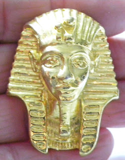 Tutankhamun brooch gold