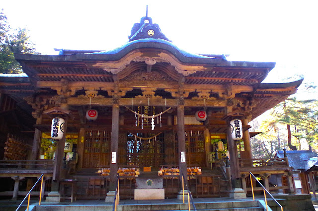 神社的主建築結構宏偉。