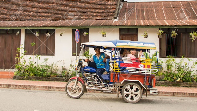 du lịch Lào với xe tuk tuk