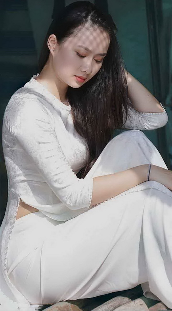 Thiếu nữ ngồi áo dài trắng