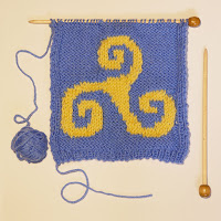 questa immagine è una fotografia di un lavoro a maglia che simboleggia il lavoro delle parche, this image is a photograph of a knitting symbolizing the work of the fates