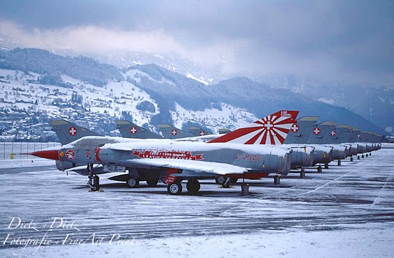 Mirage IIIS aufgereiht auf dem Flugplatz Buochs im Dezember 1999