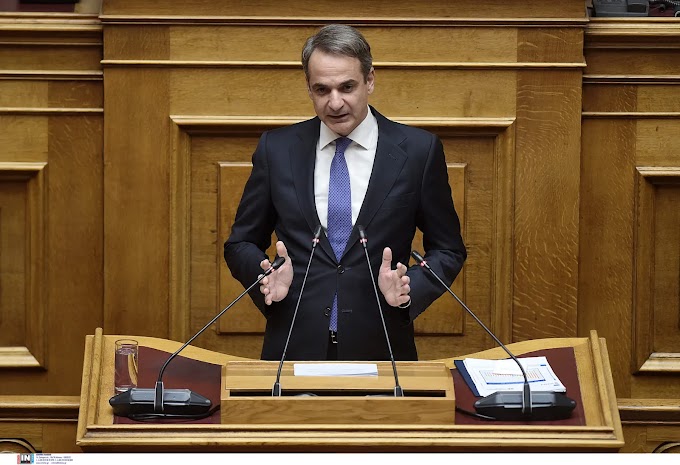 Ο Μητσοτάκης έληξε εσπευσμένα την ομιλία του και αποχώρησε από τη Βουλή λόγω έντονου πόνου
