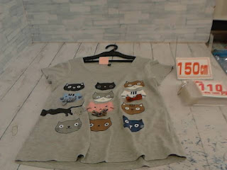 中古品　子供服　１５０ｃｍ　猫プリント　グレー　半袖Ｔシャツ　１１０円