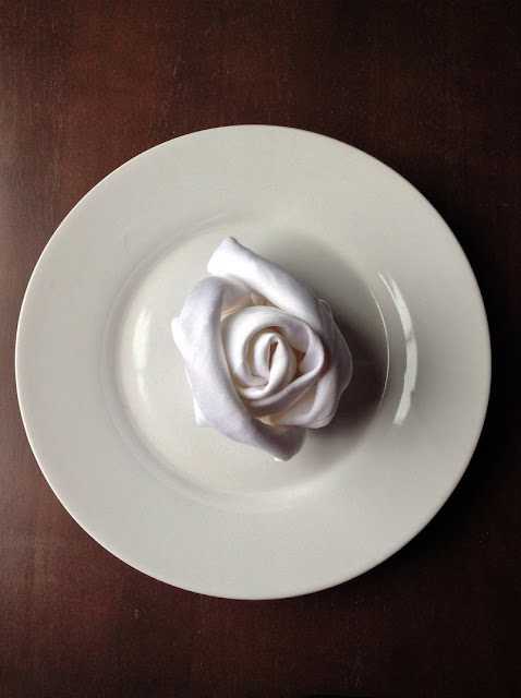 holy-white-wedding-napkins-fold-easy-rose-bud