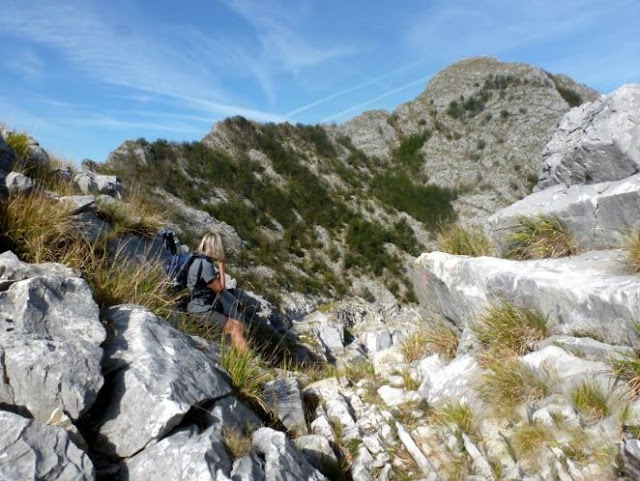 intaglio sopra la cava del fondone e sullo sfondo la vetta dell'altissimo