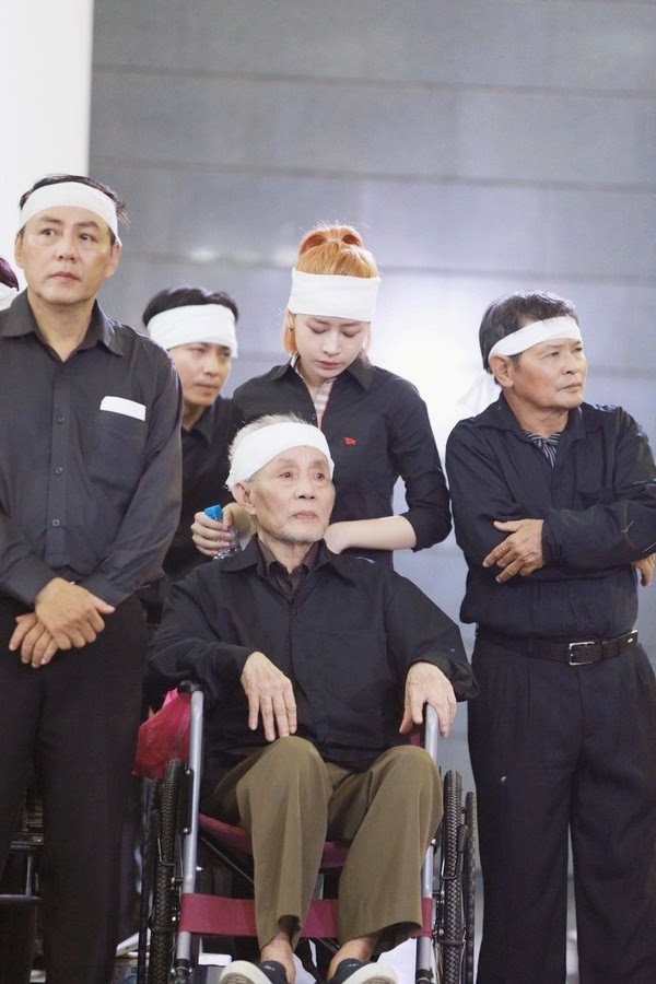 Chi Pu bỏ show diễn về chịu tang bà