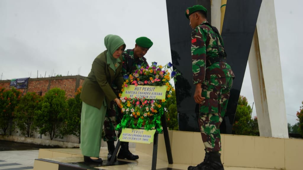 Ibu-Ibu Istri TNI Ziarahi Makam Pahlawan Parit 6


