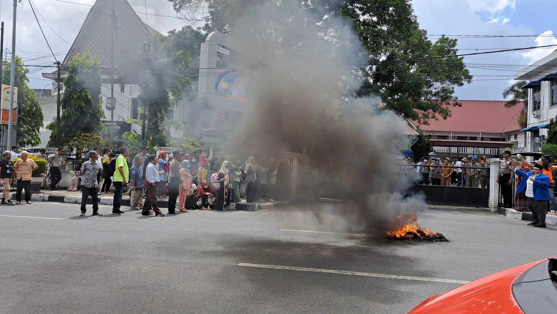 Massa Gemuruh Bakar Ban Hingga Lempar Telur Busuk ke Balai Kota Siantar