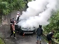 Mobil Nissan Grand Livina Terbakar di Jalur Cangar-Pacet, Mojokerto 