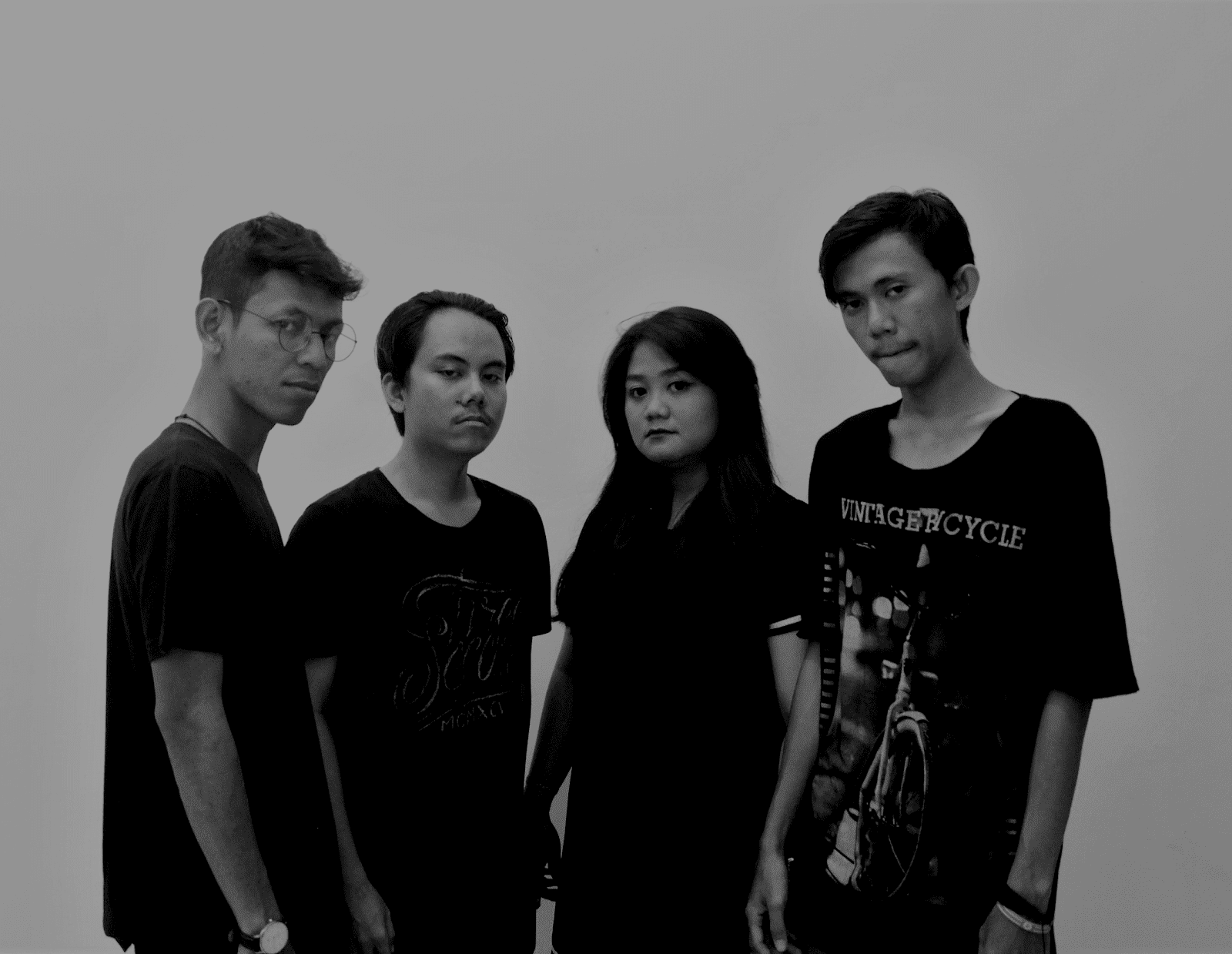 AlaskaEight band Post Rock Ambient Kota Bandar Lampung yang beranggotakan Rian Vilani Putri Vokal M Adhitya Hussaeni Guitar Lead