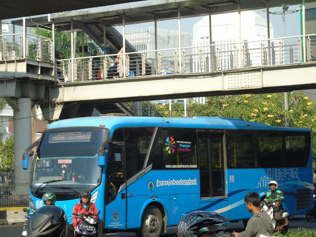 ayo jalan kaki dan naik transportasi umum