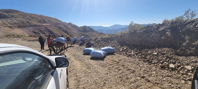 Dann wurde die Hilfslieferung auf Esel verladen und es ging über uralte Inka Trails weiter in die Berge.