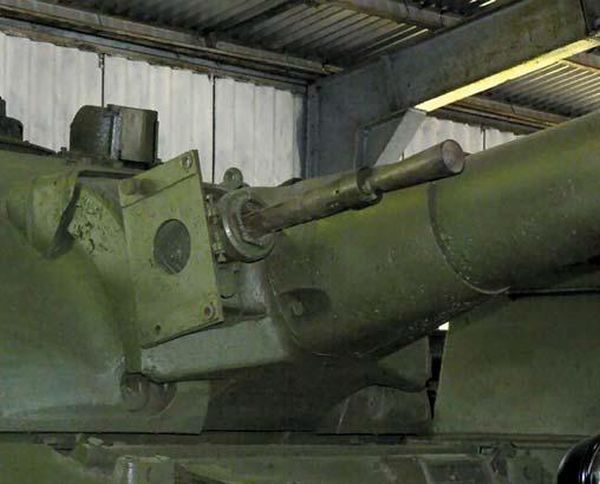 Маска орудия танка Т-10М. Хорошо виден ствол спаренного пулемета КПВТ, рядом с ним полка крепления инфракрасного прожектора Л-2 («Луна-2»), сам прожектор отсутствует