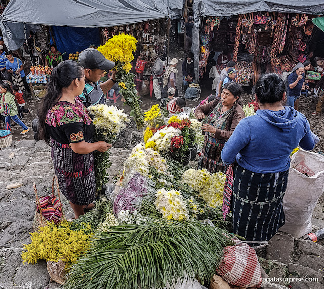 Flores e incenso para os rituais maias celebrados em Chichicastenango, Guatemala